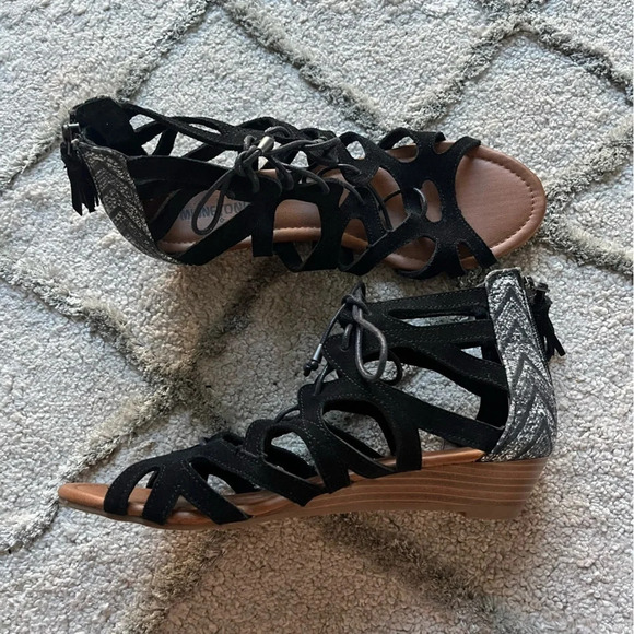 Minnetonka Sandals Black Suede Leather Gladiator Low Wedge Zip 71605 9 - Picture 1 of 10
